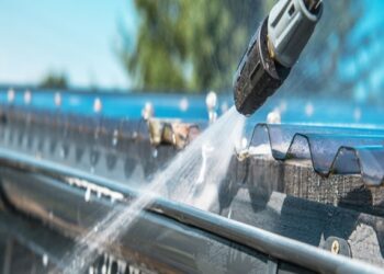 5 Signs Your Roof Would Benefit from Pressure Washing (Professional Advice)